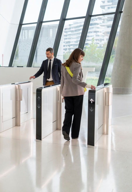 people_entering_in_office:451x656%2811-16%29