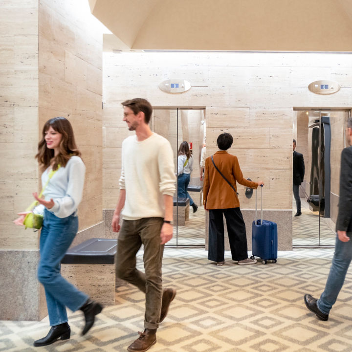 people_flow_in_hotel_lobby:720x720%281-1%29