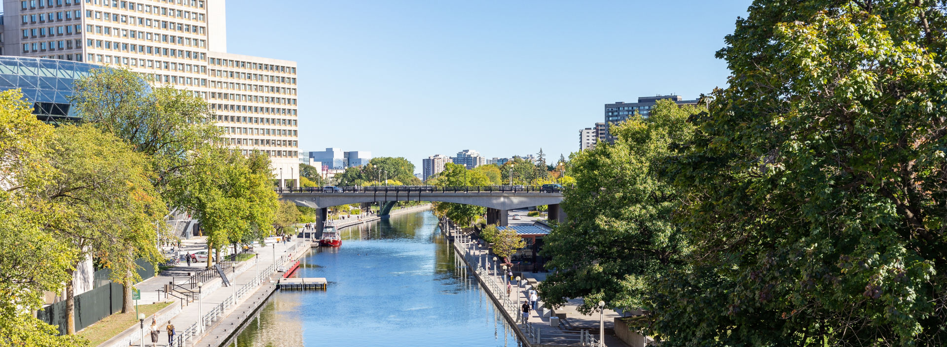 rideau-canal-in-downtown-of-ottawa-canada-2022-11-02-18-20-08-utc:1920x705%28hero%29