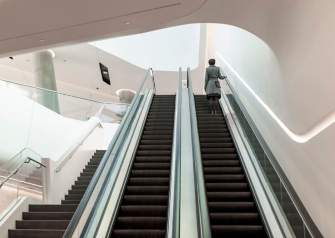 woman_in_escalator:669x475