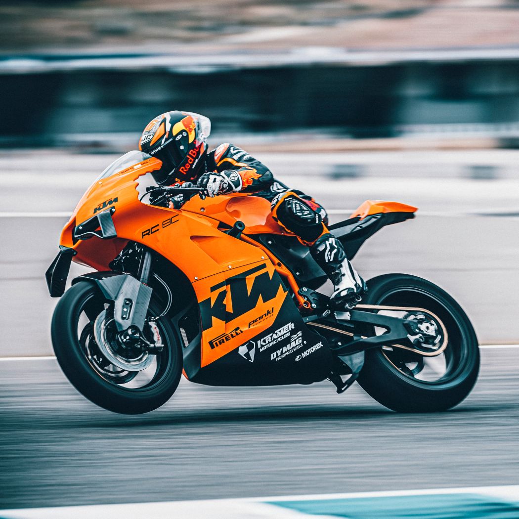 KTM lança a esportiva para pista RC 8C com preço na casa dos R