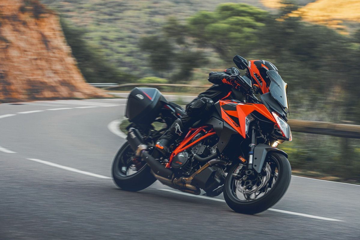 420116_MY22 KTM 1290 SUPER DUKE GT_ Action