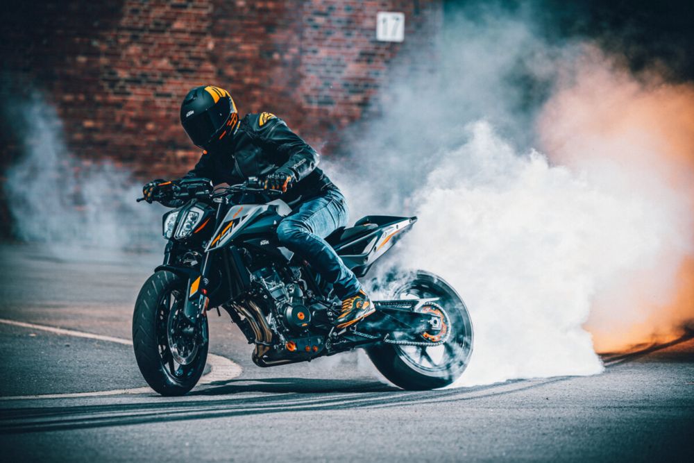 462213_ MY23 KTM 790 DUKE_ Action_EU_ Global