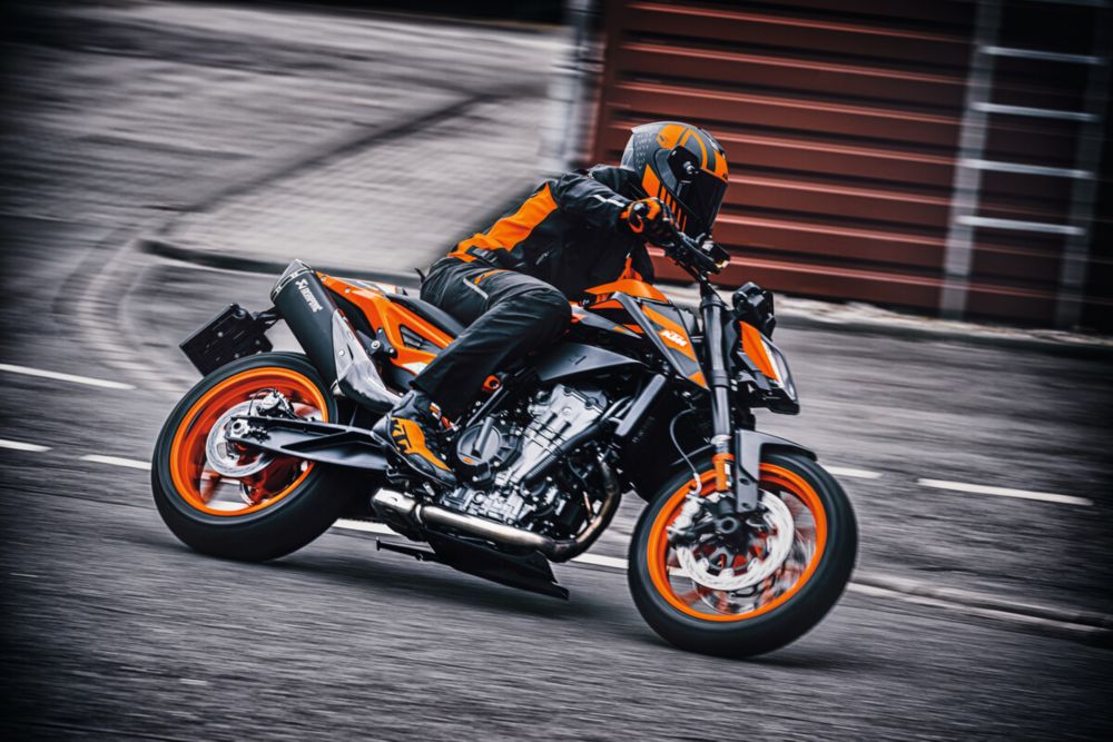 462677_MY22 KTM 890 DUKE GP_ Action_CAT A