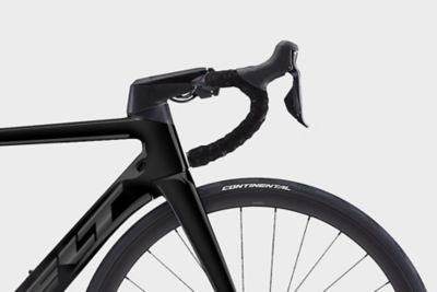 AR-ADV-105-black-cockpit