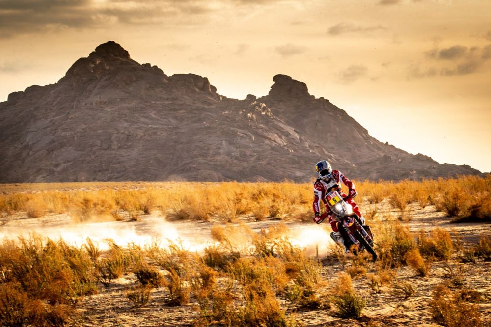 DANIEL SANDERS GETS ON THE GAS THROUGH DAKAR STAGE 10