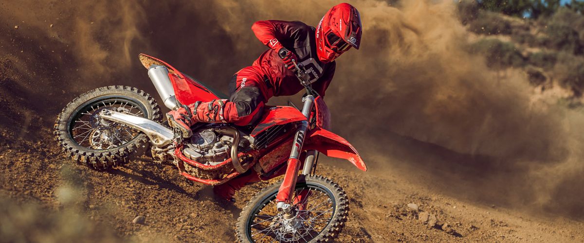 https://s7g10.scene7.com/is/image/ktm/GASGAS-motocross-mc-450f-action-image-1?dpr=off&wid=1200