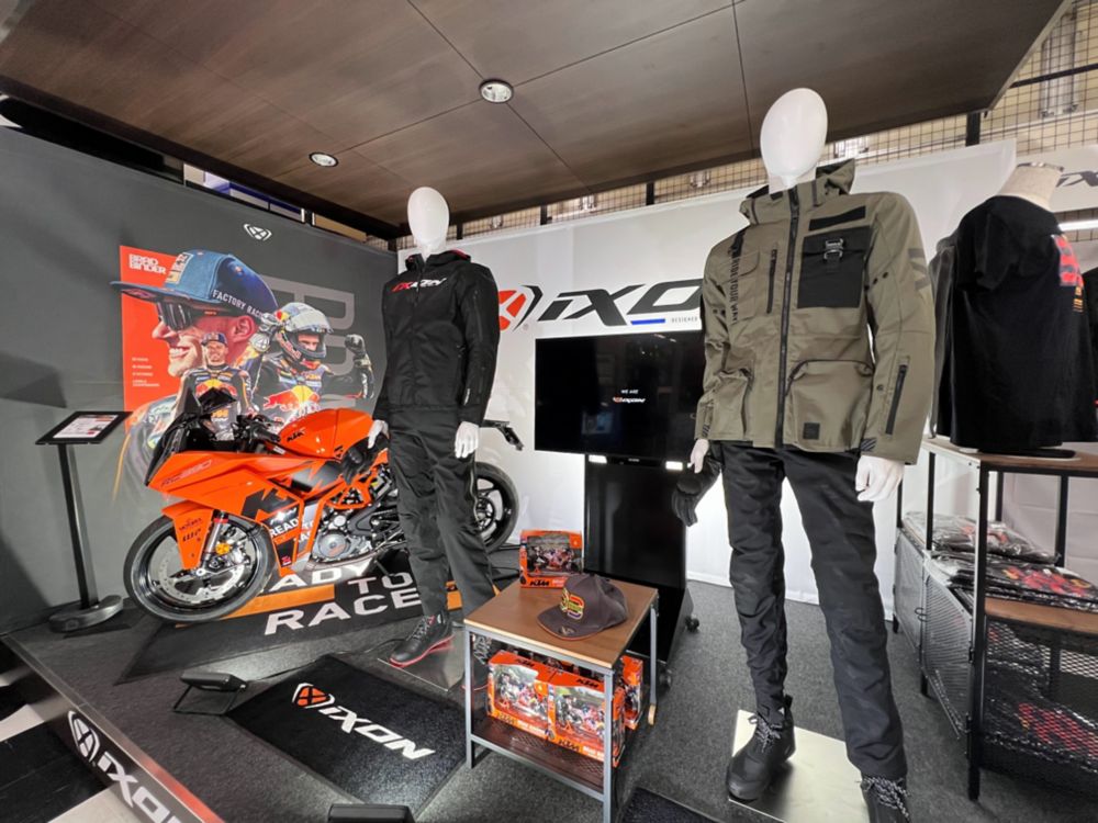 IXONスペシャルディスプレイにて KTM RC 390 GPを展示 | KTM 日本