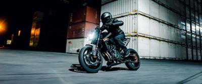 KTM ネイキッド バイク - 生のパワーと精密さ | KTM 日本