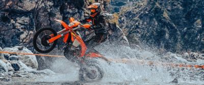 KTMエンデューロバイクメンテナンスブック　250 EXC ktm 250（サービスマニュアル）｜メンテナンス用品｜バイク | 車