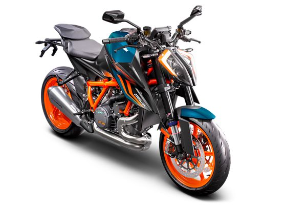 KTM-naked-my23-1290-super-duke-r-evo-studio-image-right