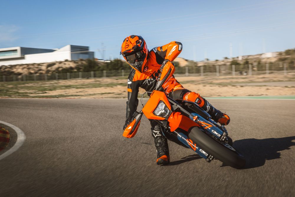 KTM スーパーモト - 敏捷でパワフルなバイク | KTM 日本
