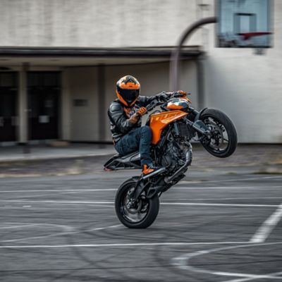 KTM ネイキッド バイク - 生のパワーと精密さ | KTM 日本