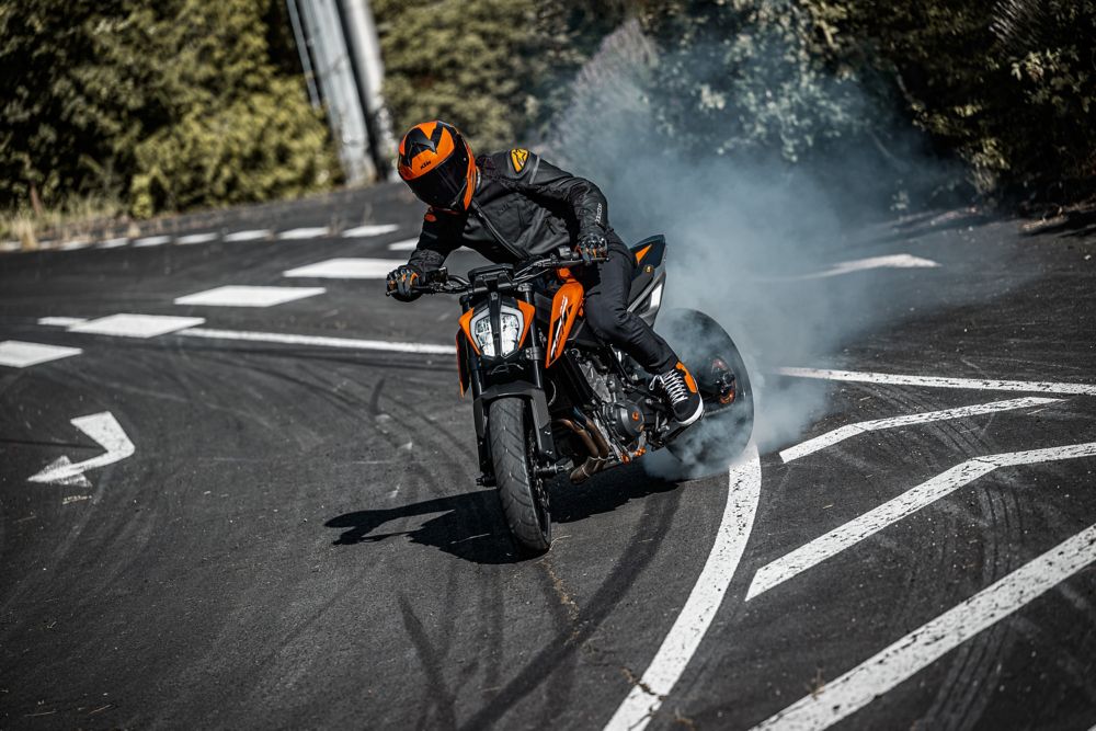 MY24-KTM-790-DUKE-STAGE-IMAGE
