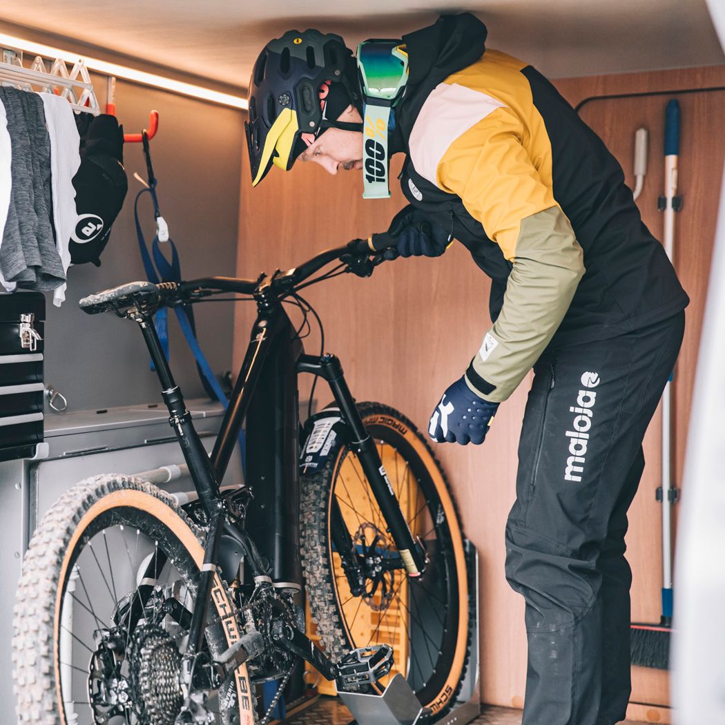 Winter cycling gear Husqvarna