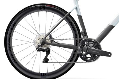 VR-ADV-Ultegra-Di2-lightning-white-drivetrain
