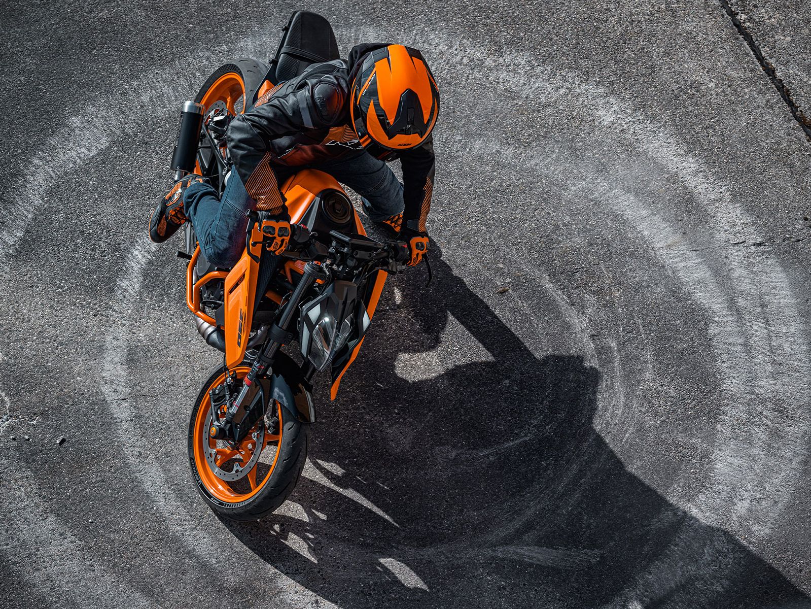 KTM ネイキッド バイク - 生のパワーと精密さ | KTM 日本