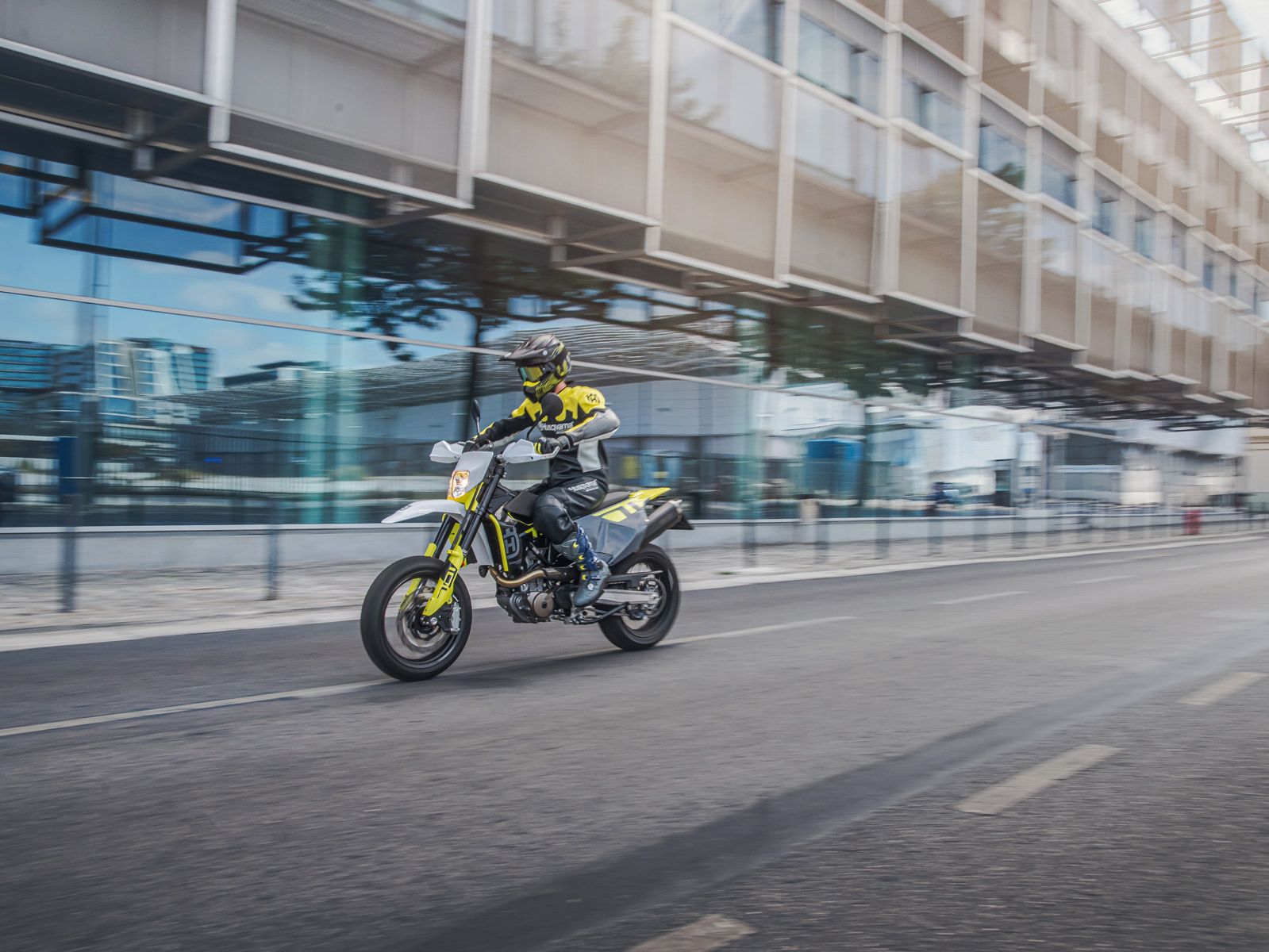Husqvarna Motorcycles GmbH | 日本 Husqvarna Motorcycles GmbH | 日本