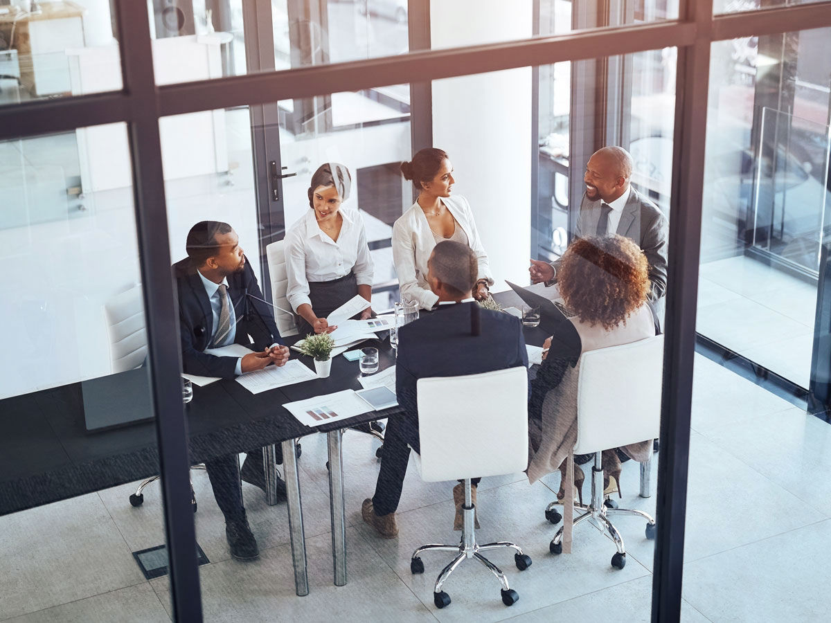 Collaboration, réunion d’affaires et discussion en équipe au bureau pour le brainstorming ou la planification. Travail d’équipe, entreprise et groupe de personnes d’entreprise travaillant ensemble sur un projet dans la salle de réunion du bureau.