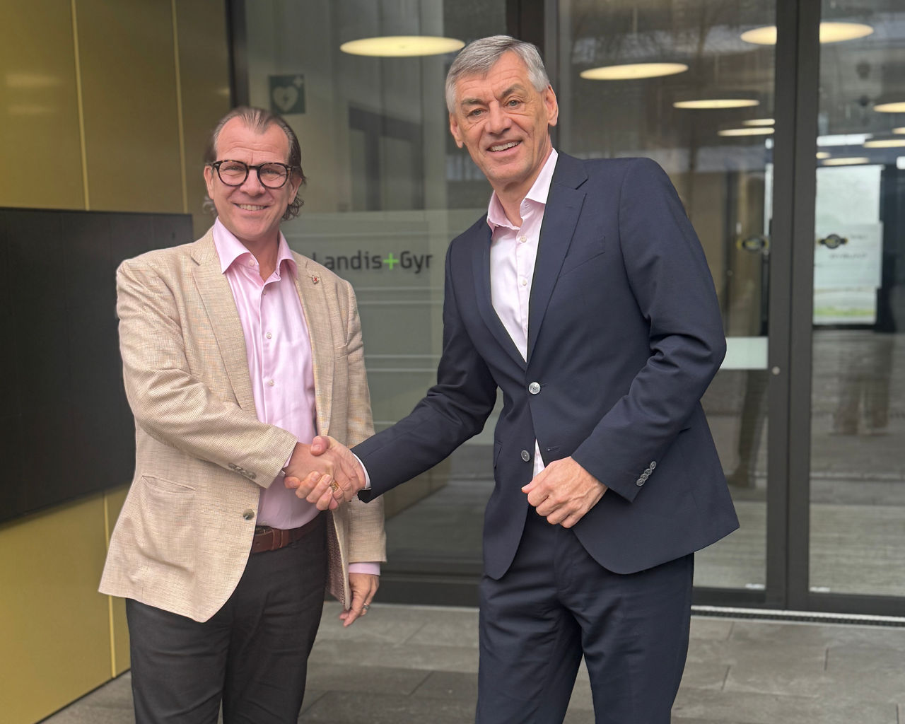 Peter Mainz, CEO of Landis+Gyr, with Georges Helfenstein, Mayor of Cham