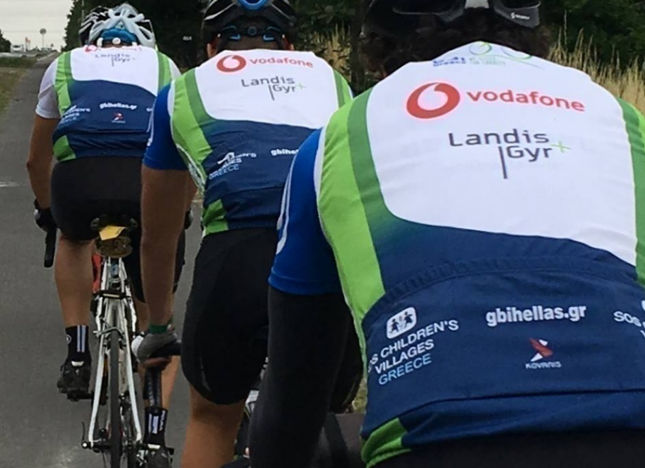 Foto de motociclistas com o logo Landis+gyr na camisa