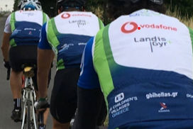 Photo de motards avec le logo landis+gyr sur la chemise