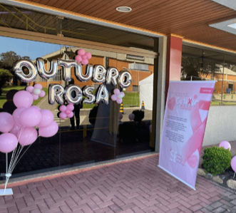 Photo de ballons devant un immeuble de bureaux