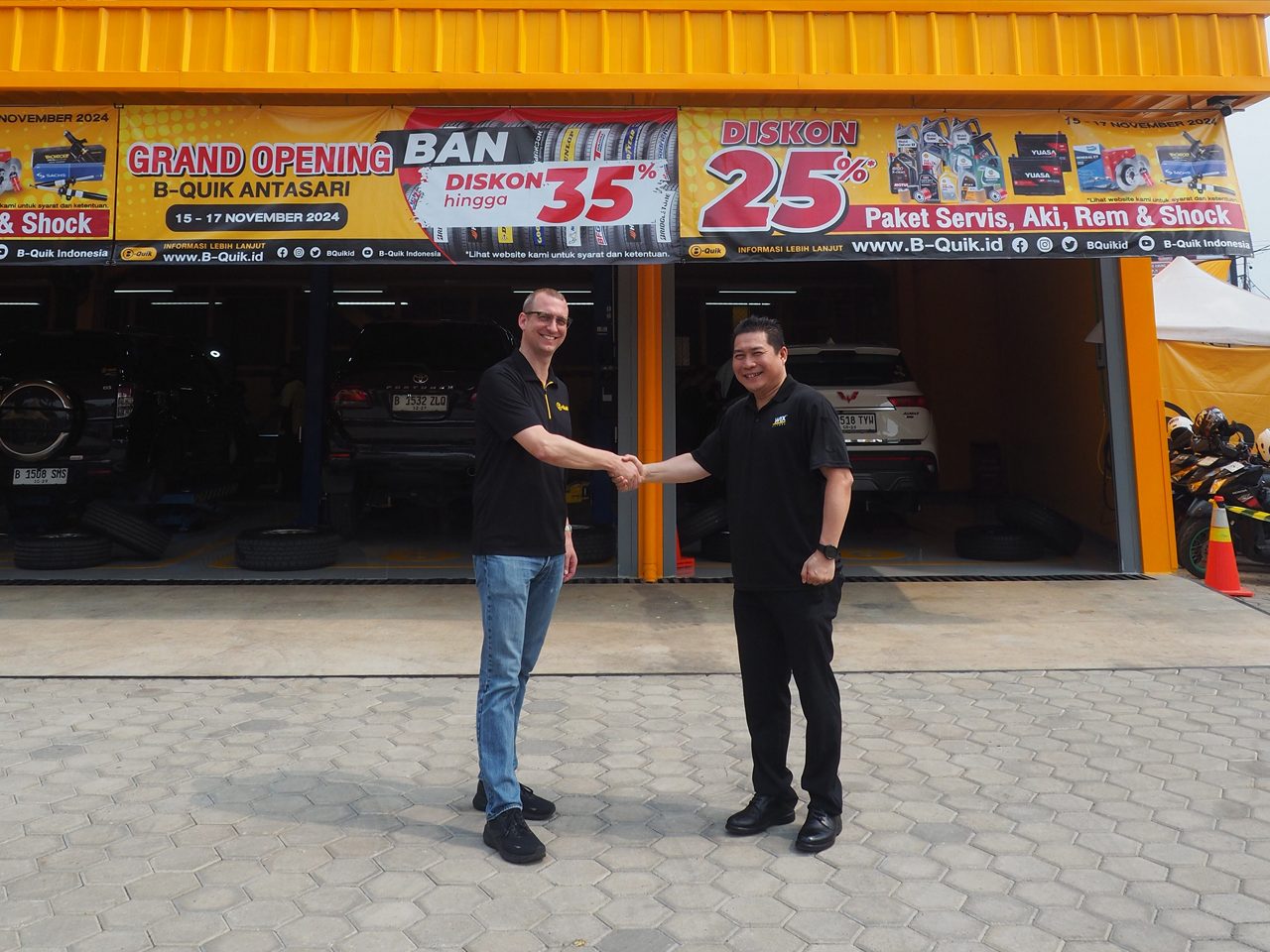 Jabat Tangan dengan Mitra