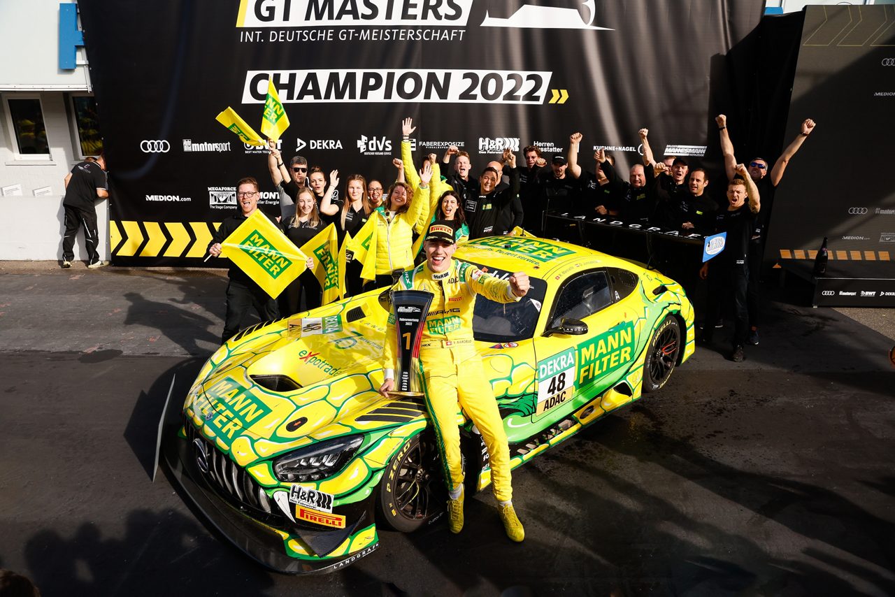 Motorsport: Mercedes AMG GT3 with MANN-FILTER logo.
