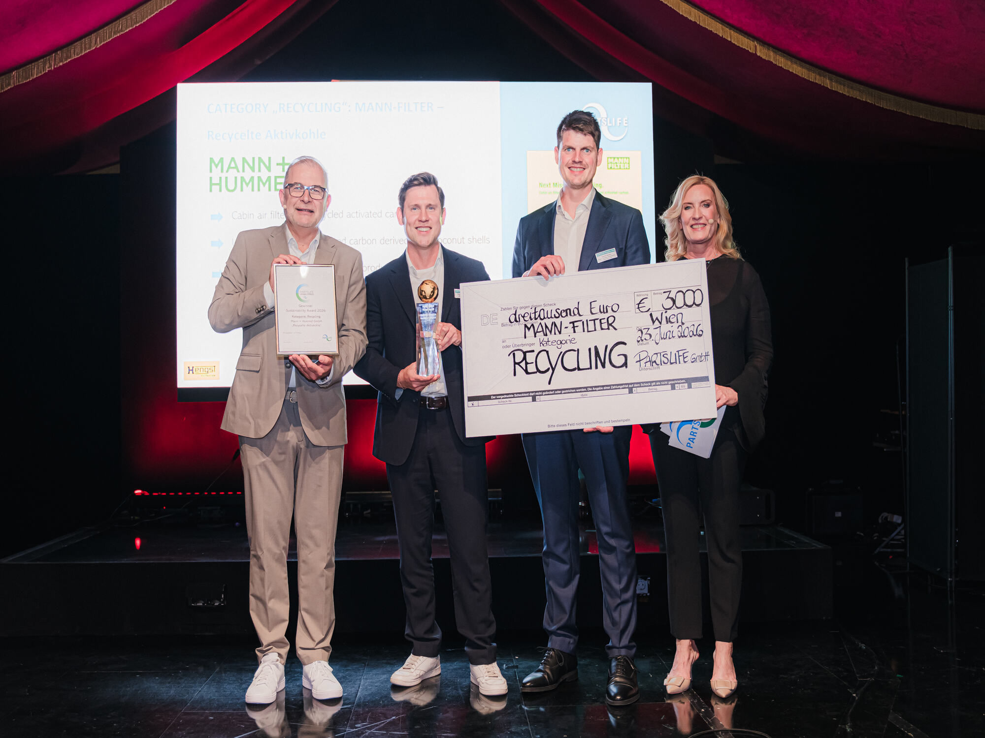 Vier Personen die nebeneinander stehen und den German Brand Award 2026 in den Händen halten