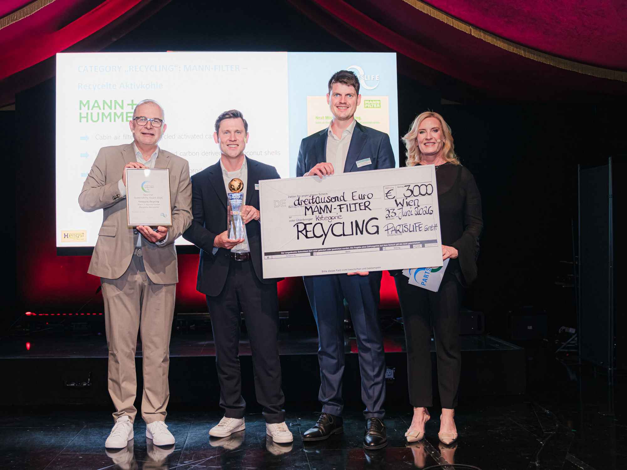 Vier Personen die nebeneinander stehen und den German Brand Award 2026 in den Händen halten