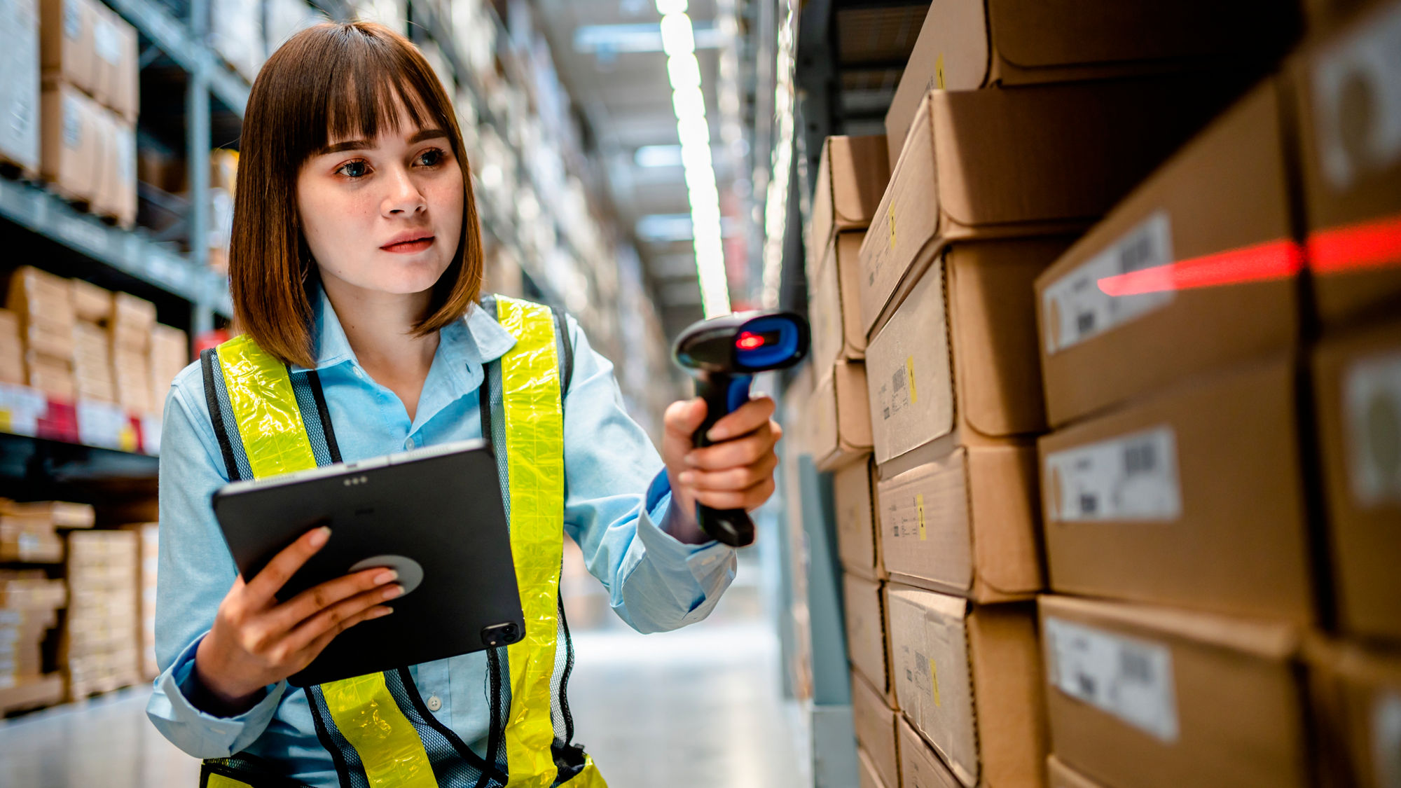 warehouse-inventory-scanning-process-using-mobile-device-and-barcode-reader