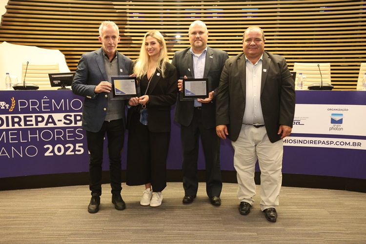 Four people presenting awards at the Sindirepa Award 2025