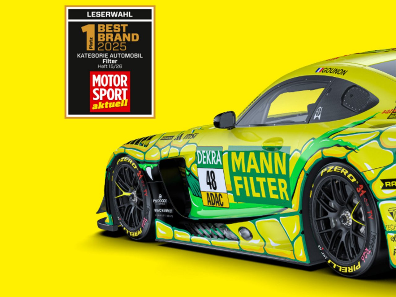 Rennwagen im MANN-FILTER Design vor gelbem Hintergrund mit Auszeichnung „Best Brand 2025“