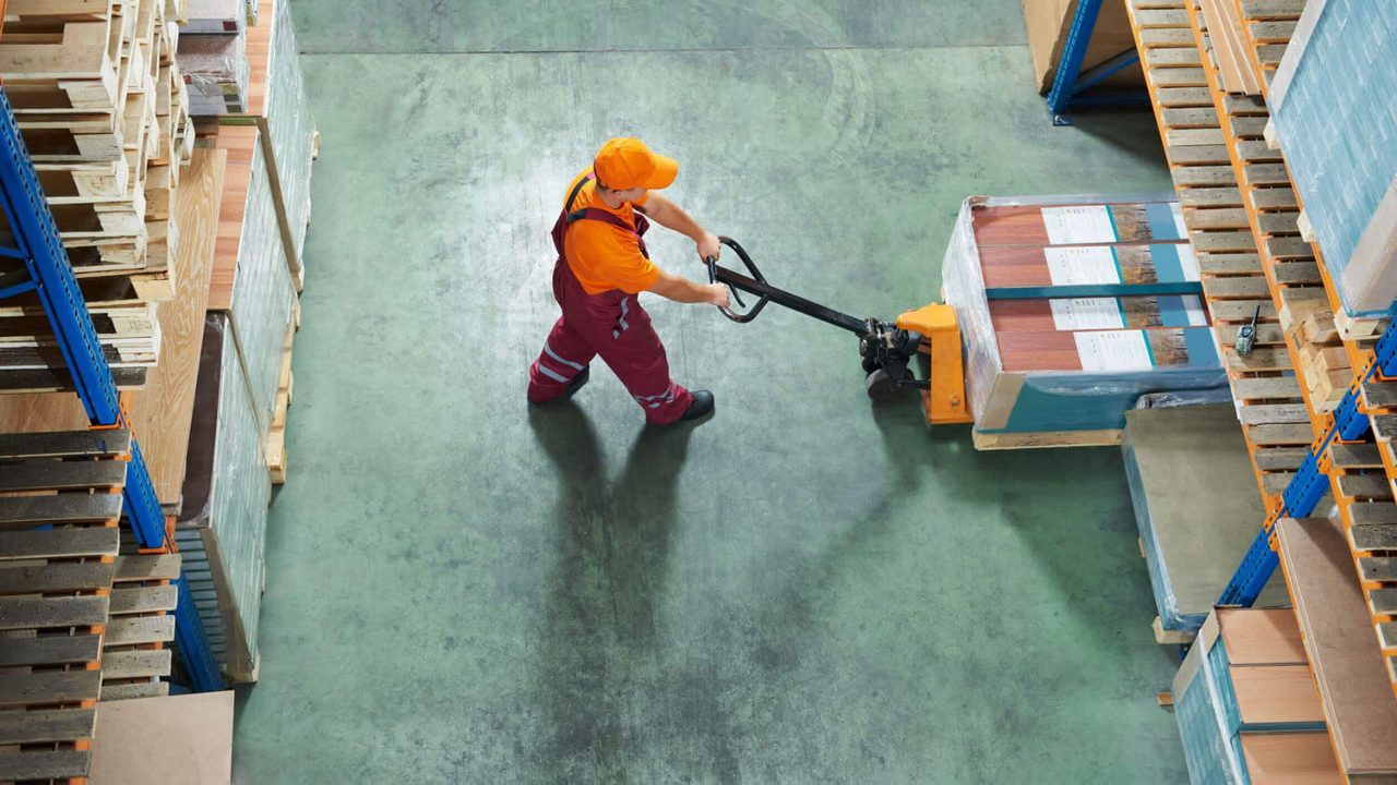 Mann mit Flurförderzeug