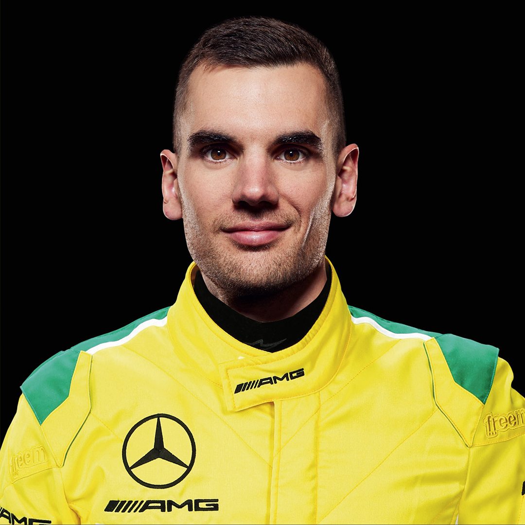 Luca Stolz MANN-FILTER Mamba-Pilot im gelben Rennanzug vor schwarzem Hintergrund