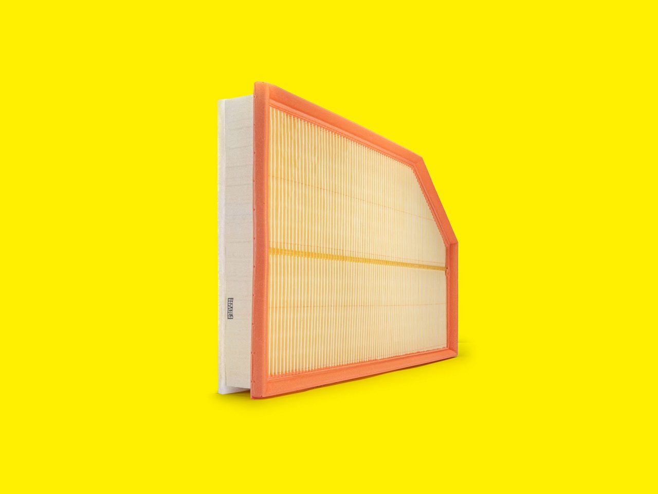 Filtro de aire coche MANN-FILTER con marco naranja y elemento con fondo amarillo brillante