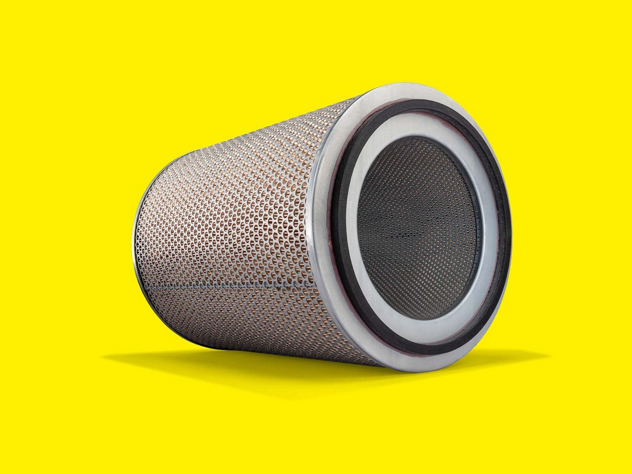 Filtro de aire de motor MANN-FILTER cilíndrico, diseño metálico y fondo amarillo