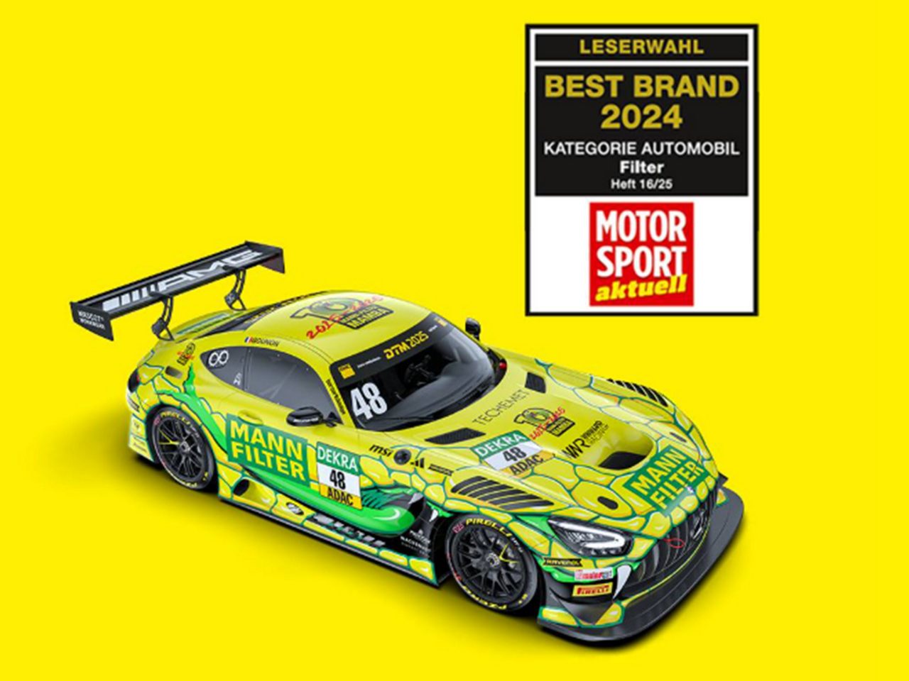 Rennwagen im MANN-FILTER Design mit Auszeichnung „Best Brand 2024“ auf einem gelben Hintergrund