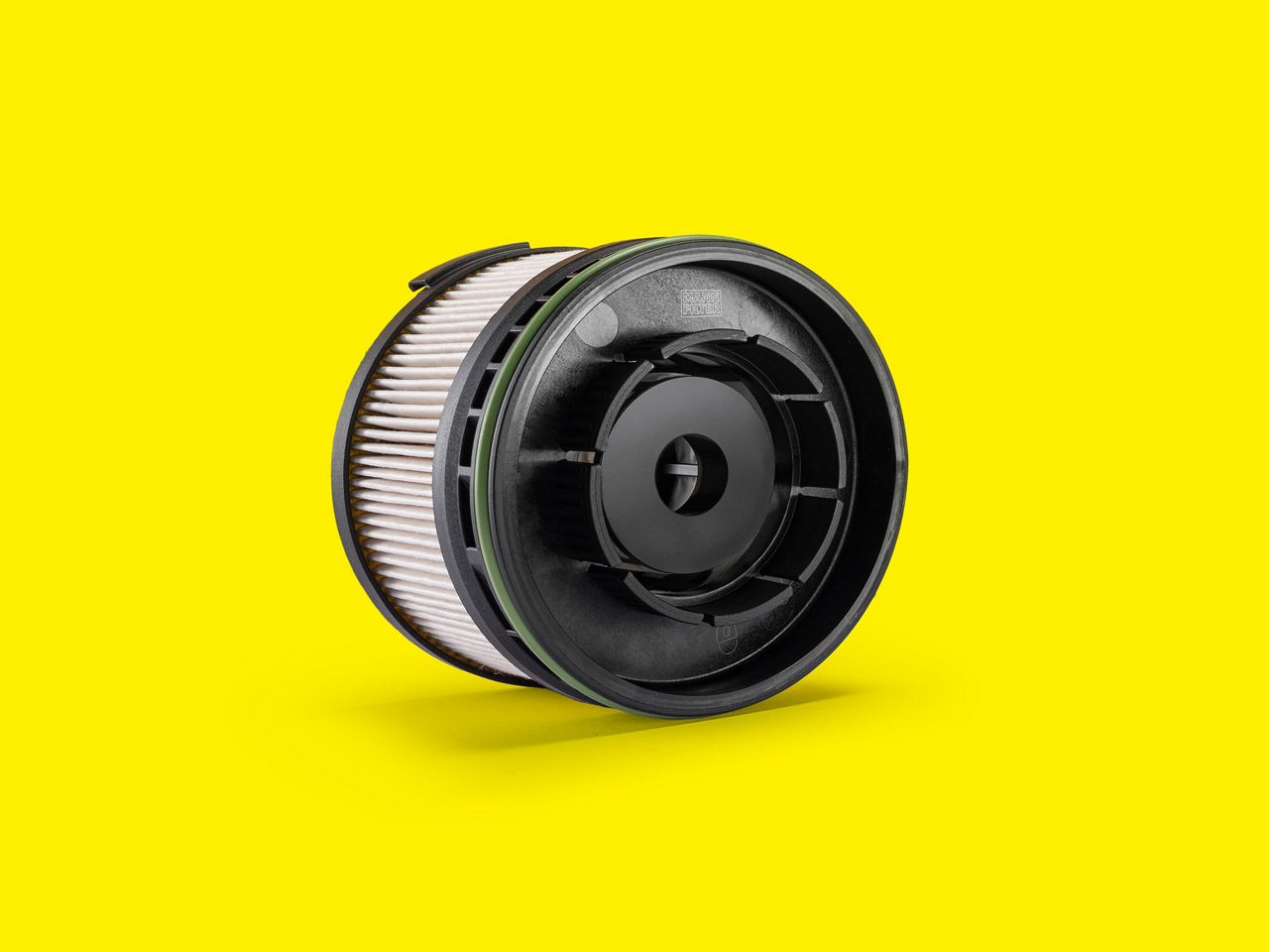 Filtro de combustible MANN-FILTER para turismos y furgonetas con tapa negra y diseño plisado