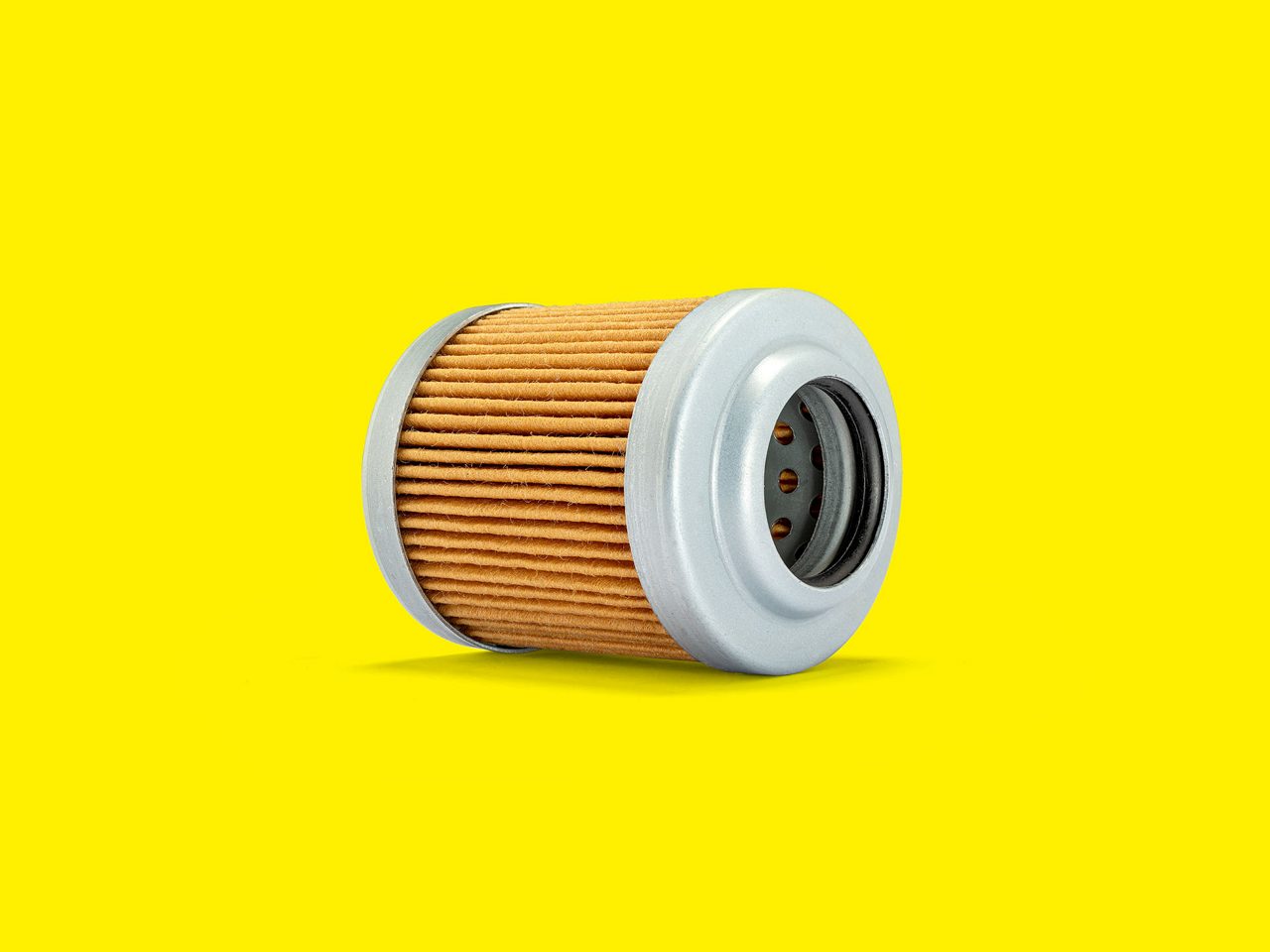 Filtro hidráulico MANN-FILTER, extremos metálicos y diseño plisado con fondo amarillo