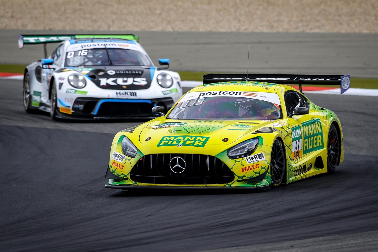 Motorsport: Mercedes AMG GT3 with MANN-FILTER logo.