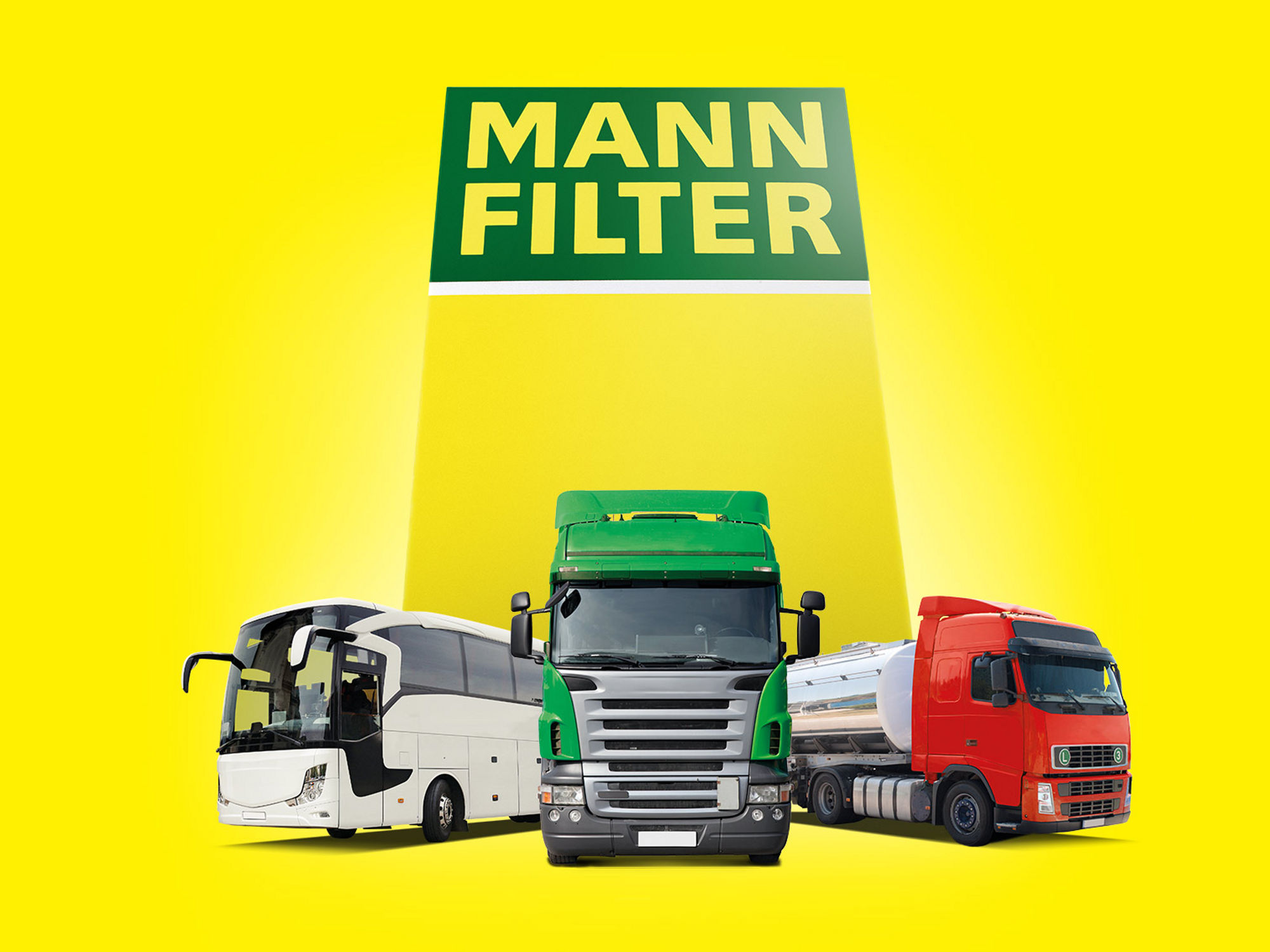 Camião verde, camião-cisterna vermelho e autocarro branco perto da marca MANN-FILTER sobre um fundo amarelo