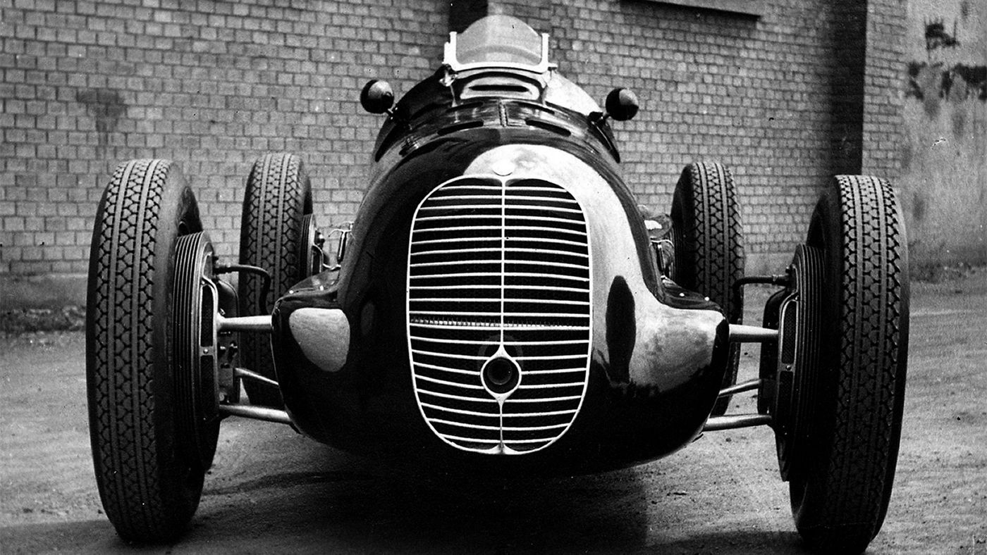 Auto d'epoca da corsa Maserati, bianco e nero