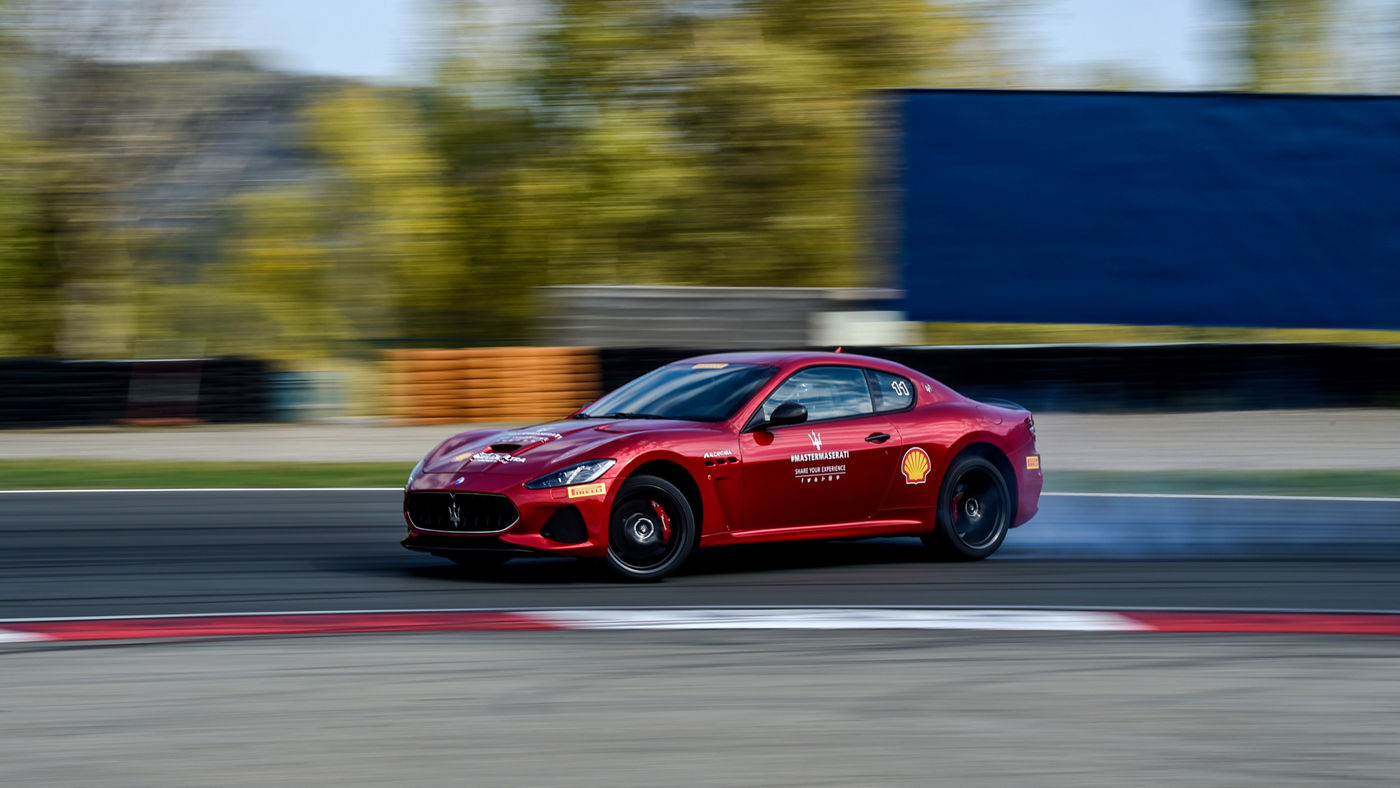 Maserati Master GT Swiss Day: GranTurismo auf einer Rennstrecke, Seitenansicht