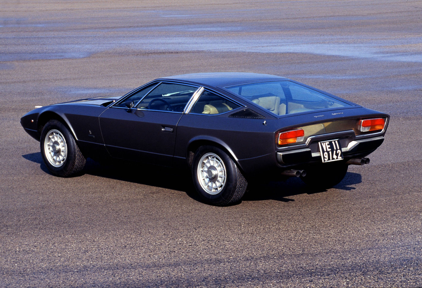 Maserati Classic - GranTurismo Khamsin - carrosserie grise - vue latérale postérieure