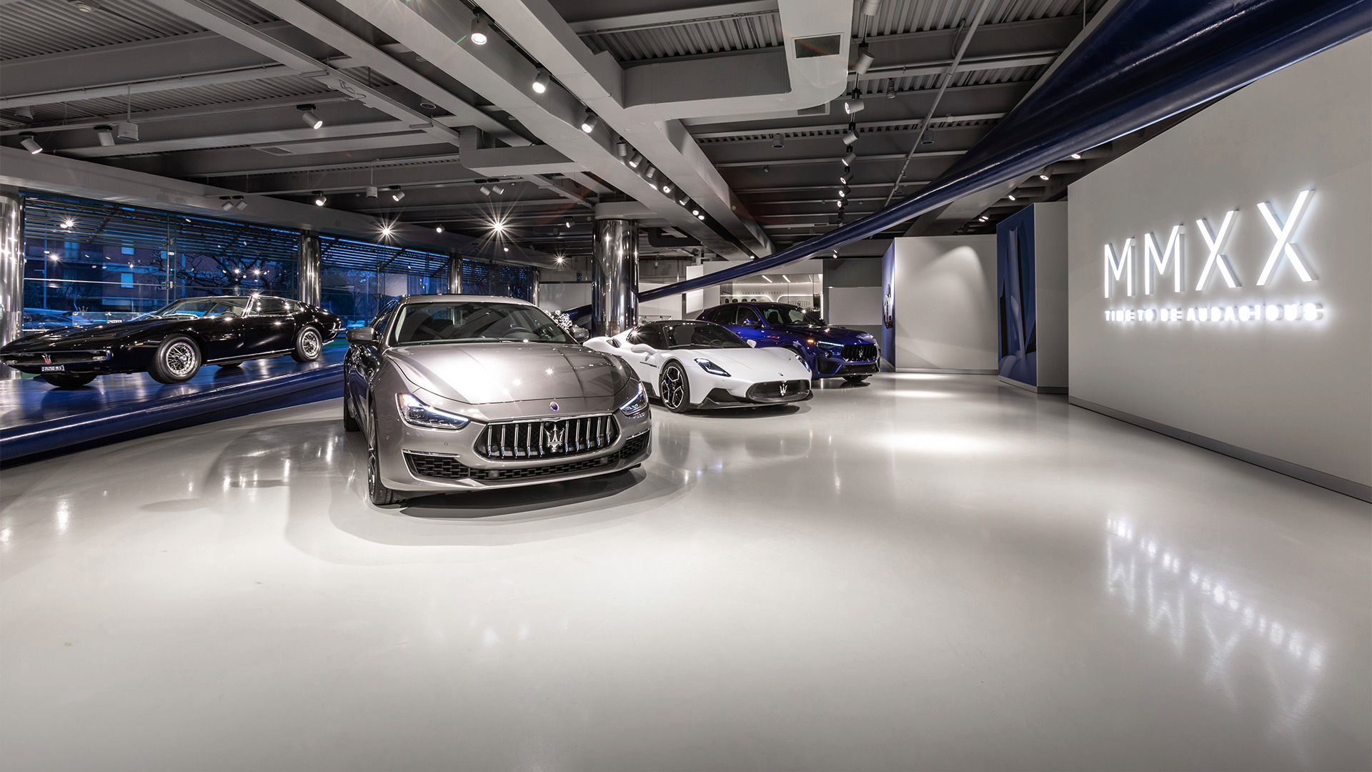 Modelos Maserati alineados en fábrica Maserati