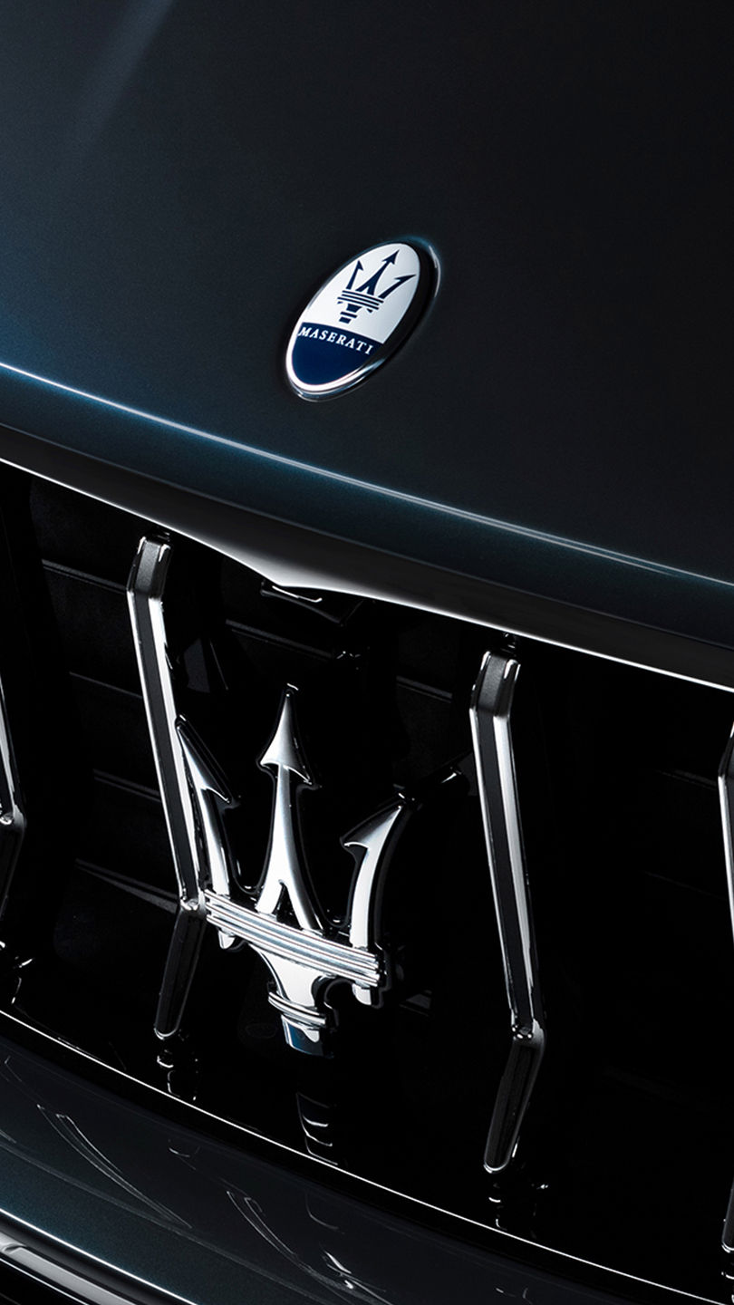 Parachoques del SUV Maserati Levante Hybrid con logo del tridente