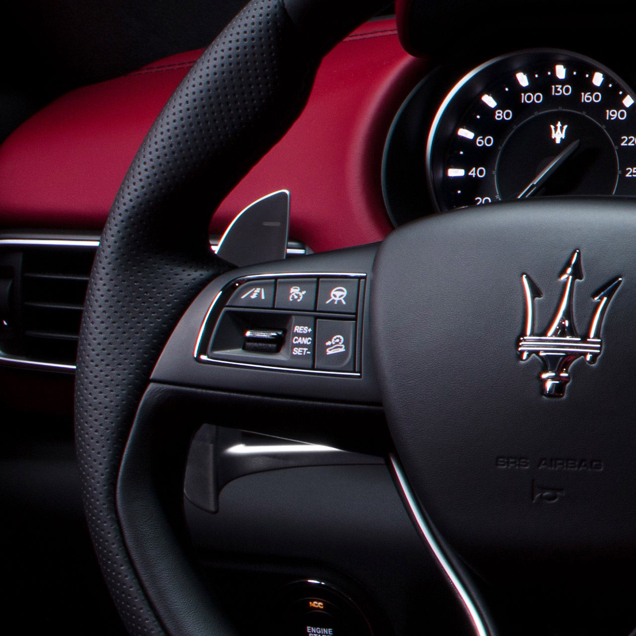 Volante del SUV Maserati Levante Hybrid con botones de asistencia