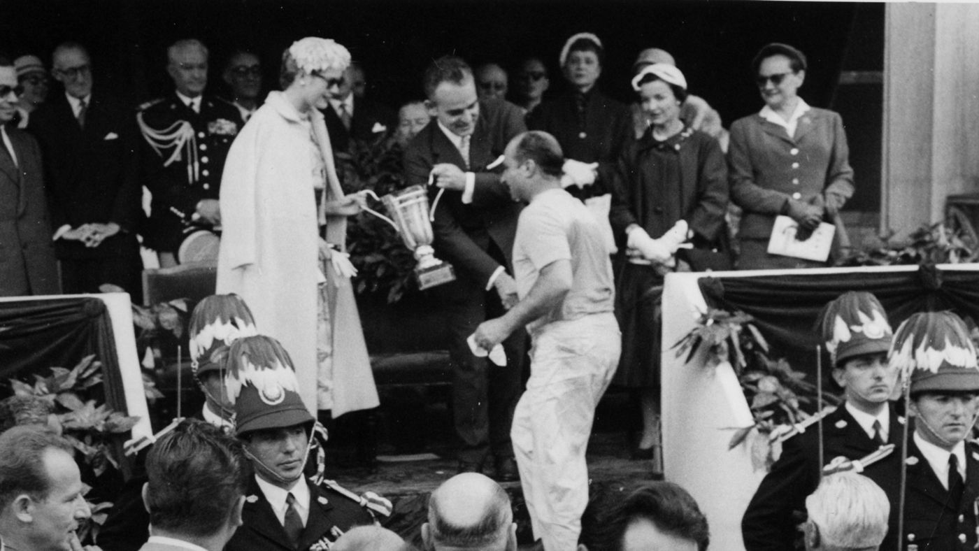 Juan Manuel Fangio recibe el trofeo en 1957
